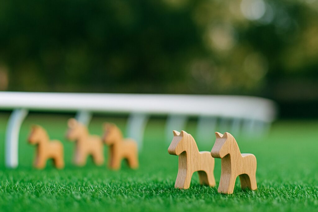 三連複軸2頭流し 点数を示す木馬と芝