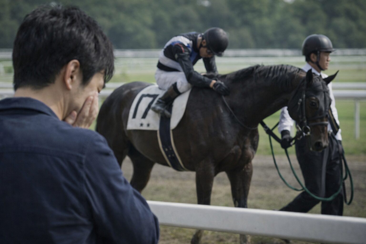 ウインバリアシオンを見守る日本人男性