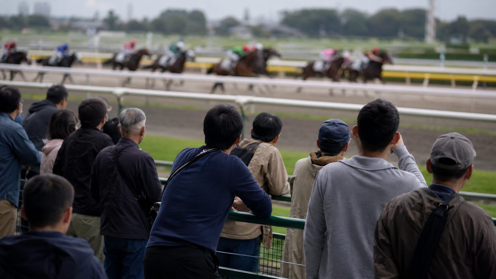 川崎競馬の特徴を意識しながら地方競馬のコース攻略を考える男性を表したイメージ画像