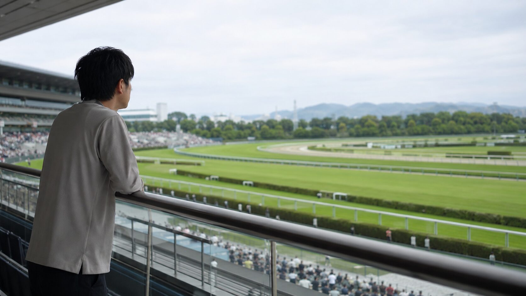 歴代ダービージョッキーが残した記録を思わせる、大舞台を前に集中力を高める男性騎手の姿を表すイメージ画像