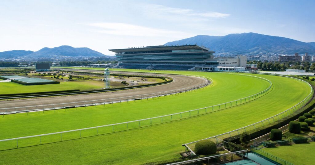 小倉競馬場の特徴を予想に活かすためのコース傾向やレース分析を表すイメージ画像
