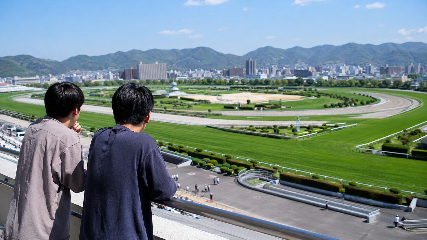 小倉競馬場の特徴を予想に活かすため、男性がパドックやコース傾向を確認しながらレース戦略を考える様子を表すイメージ画像